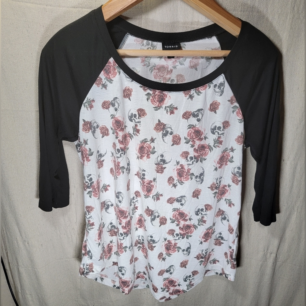 Torrid size 0 college style Skulls & Roses 3/4 sleeve t-shirt